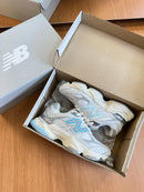 Nb 9060 Branco Cinza Detalhe Azul