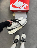 Nk Zoom Invencible Run 3 Off/Prata