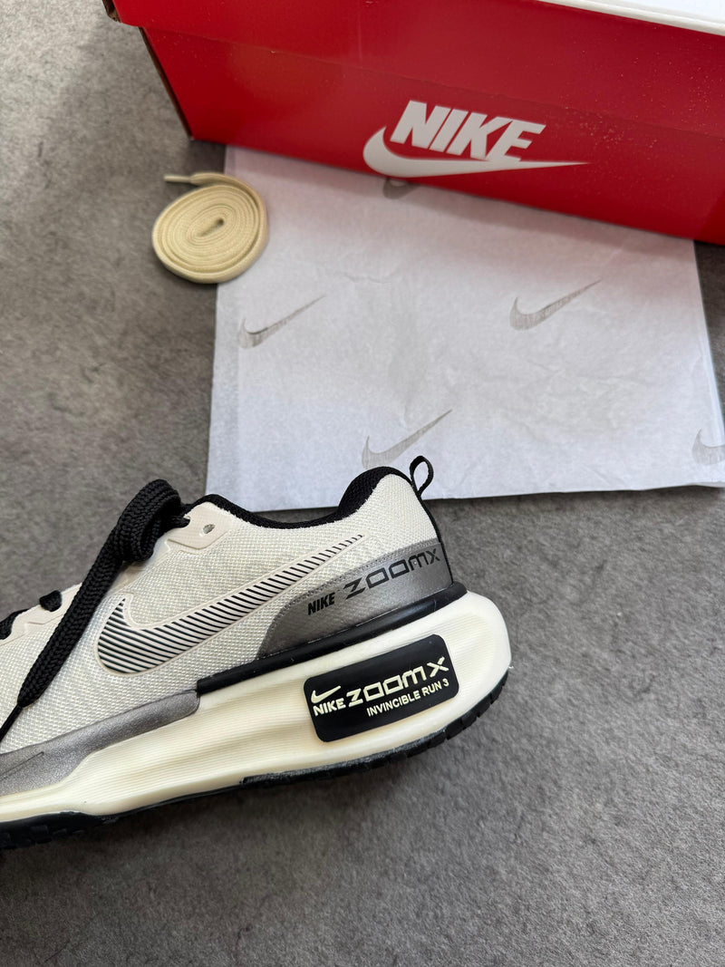 Nk Zoom Invencible Run 3 Off/Prata