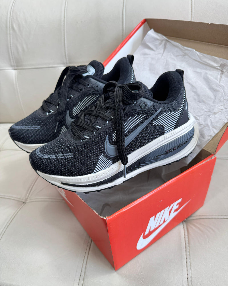 Nk Run Vomero 18 Preto/Off