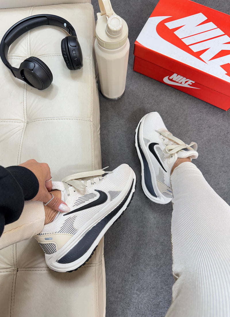 Nk Run Vomero 18 Off/Preto